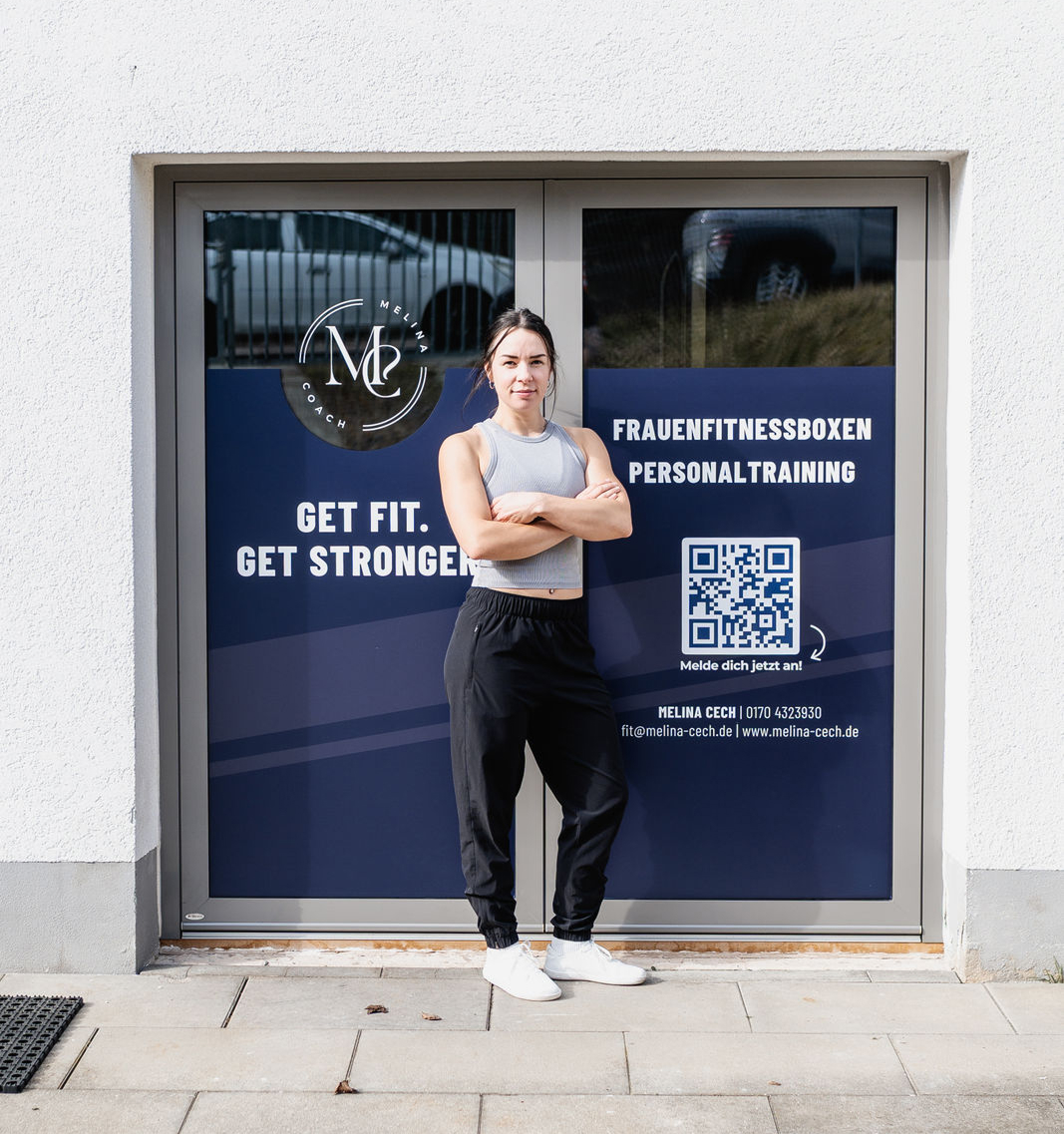 Personaltrainerin Melina steht vor ihrem Fitnessstudio in Ansbach